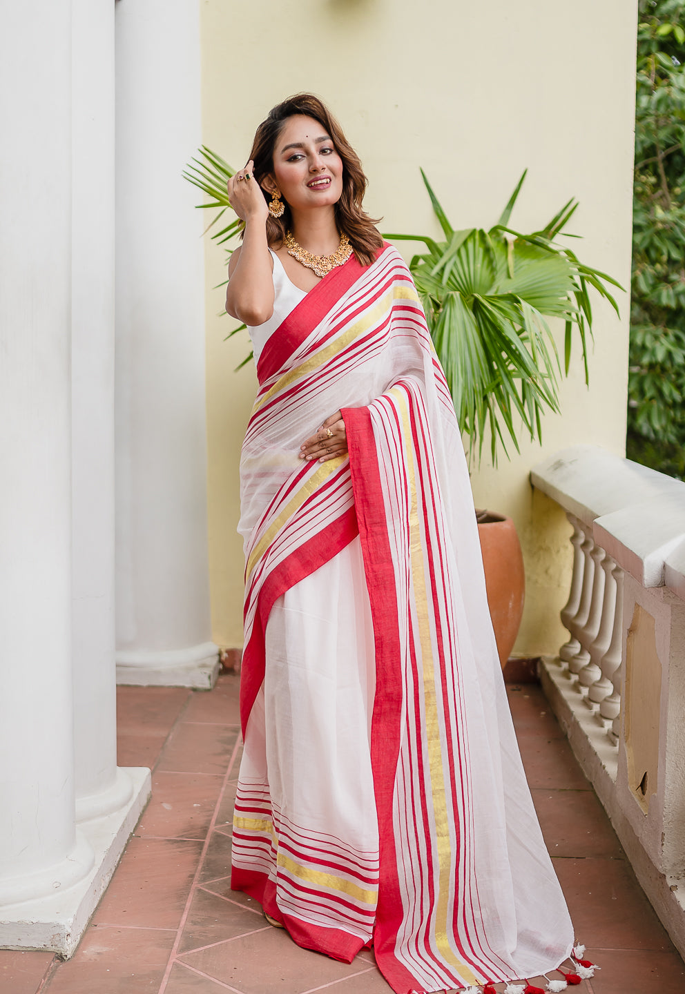 White And Red Mulmul Cotton Saree