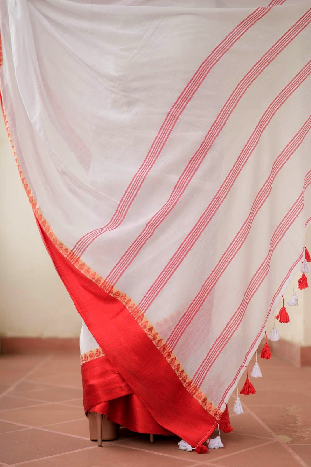 White And Red Mulmul Cotton Saree