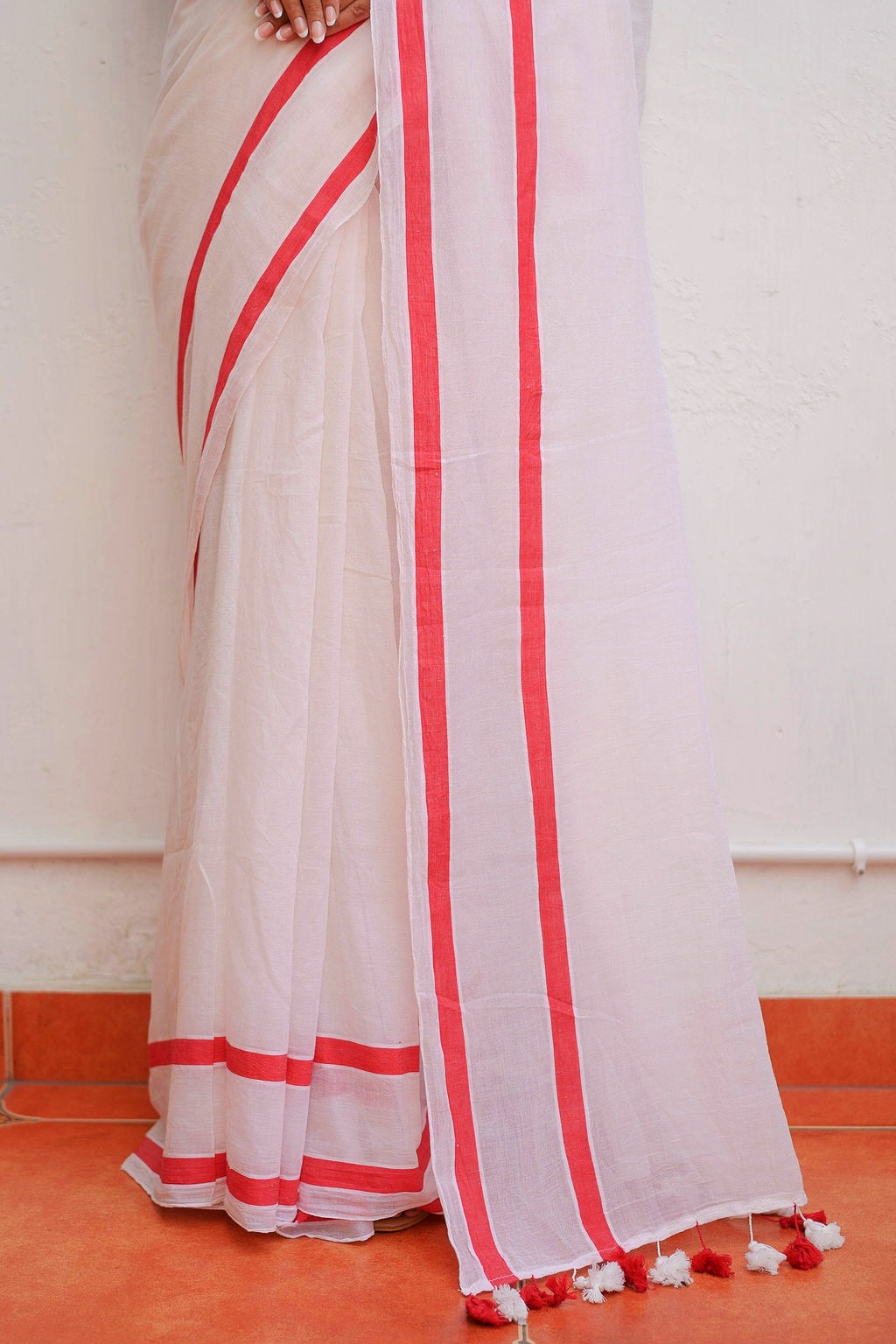 White And Red Mulmul Cotton Saree