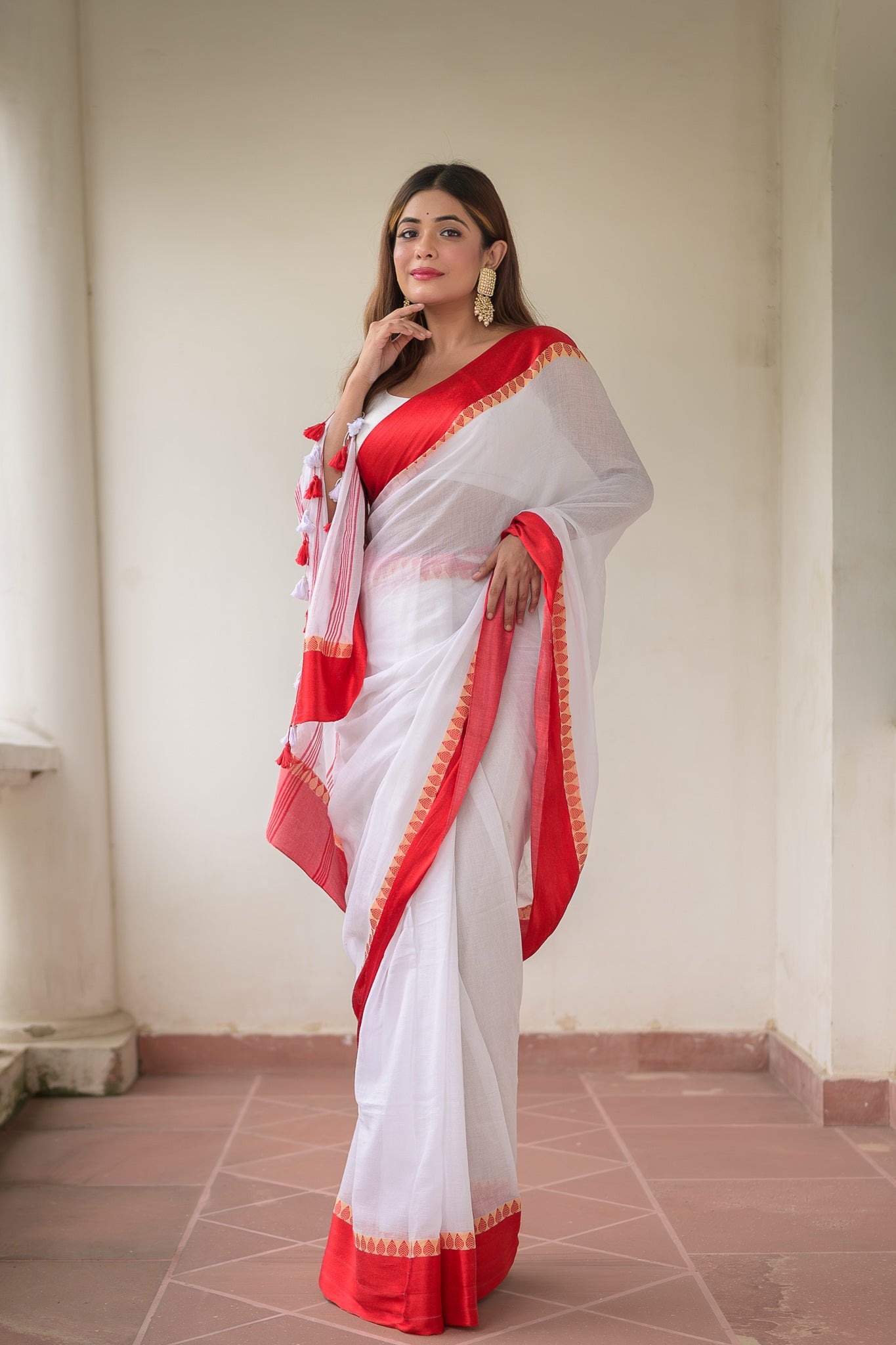 White And Red Mulmul Cotton Saree