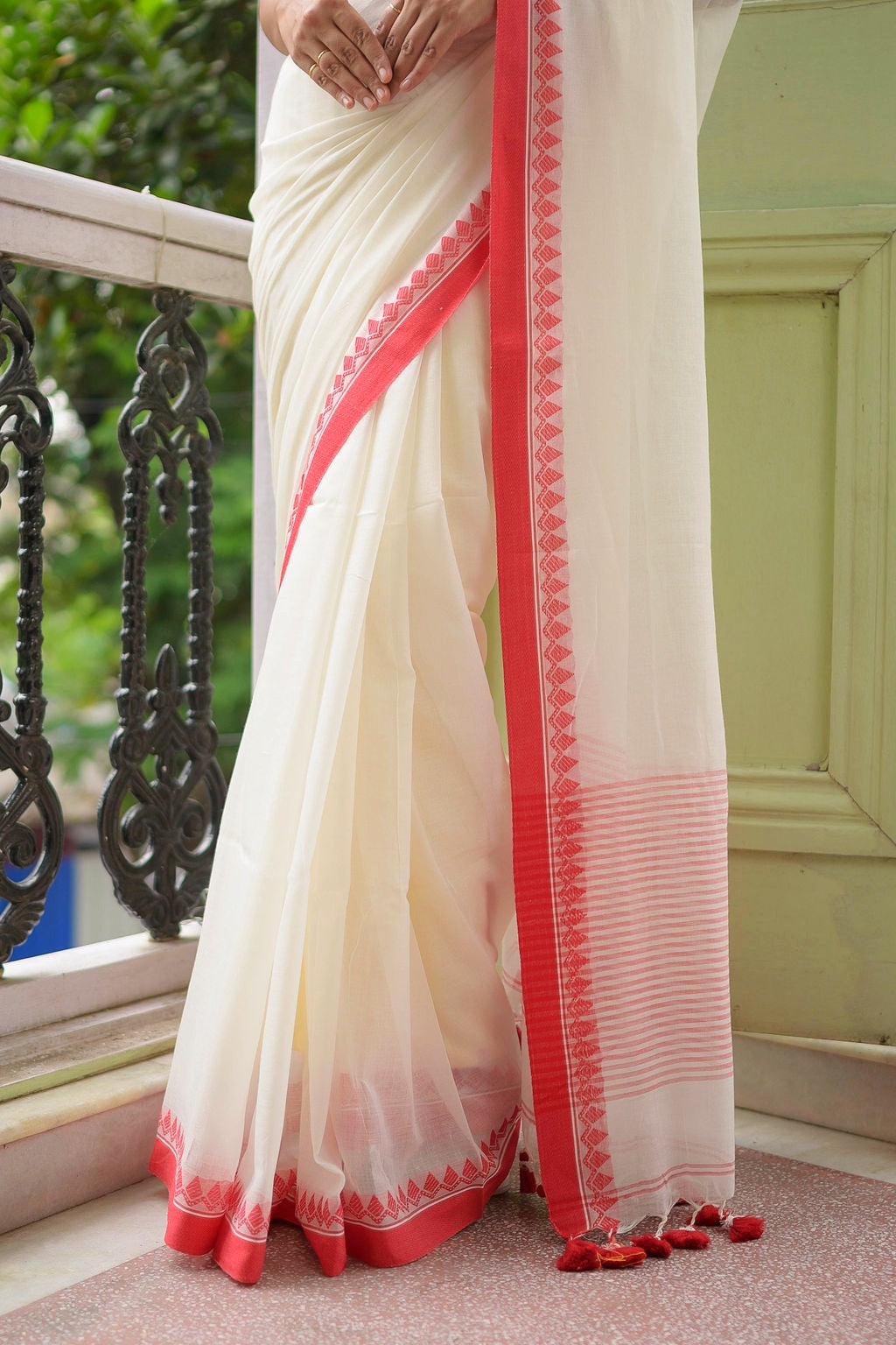 Elegant White And Red Cotton Saree
