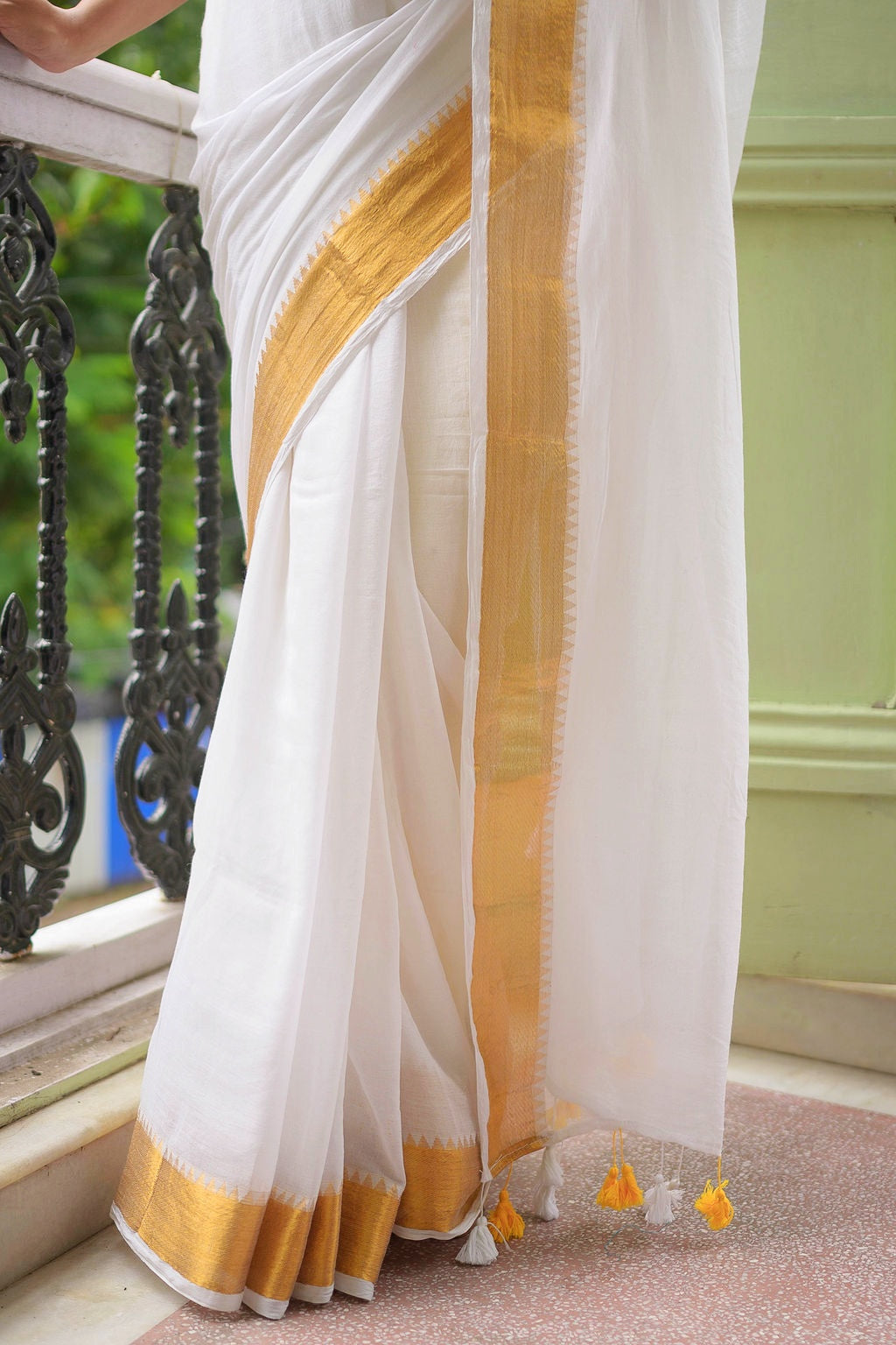 White Temple Border Mulmul Cotton Saree