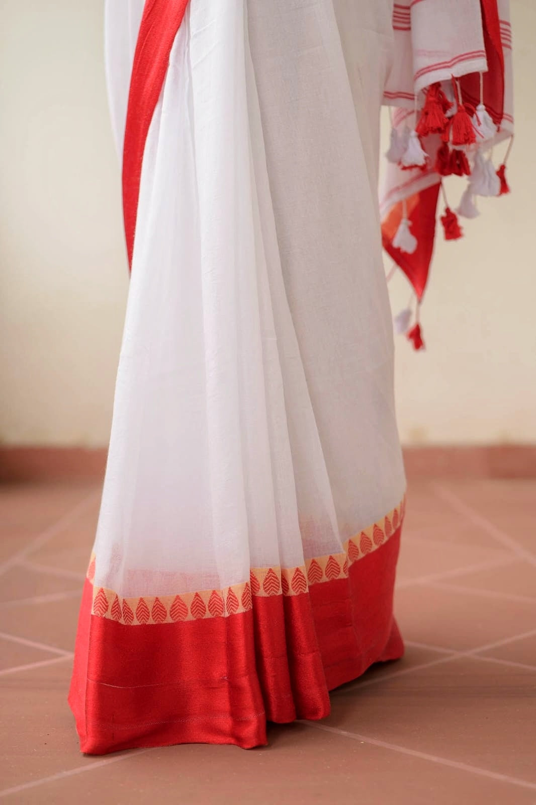 White And Red Mulmul Cotton Saree