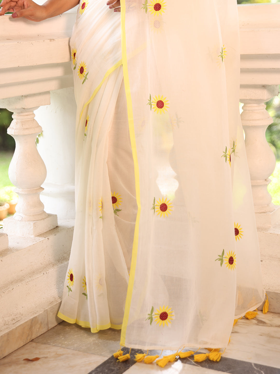 White Sunflower Mulmul Cotton Saree